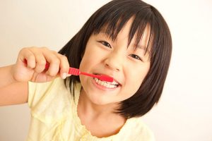お子さまの虫歯や歯周病を放置すると、将来への悪影響となります。